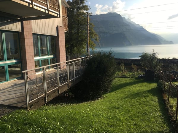 Charmante 3.5-Zimmer-Dachwohnung mit traumhaftem See- und Bergblick in Brienz 2