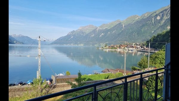Charmante 3.5-Zimmer-Dachwohnung mit traumhaftem See- und Bergblick in Brienz 3