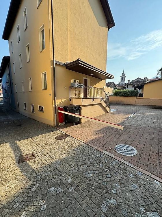 Posteggio esterno in corte privata con barriera 2