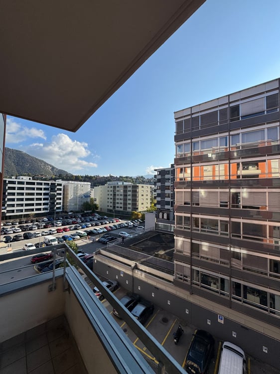 Luminoso appartamento di 2 1/2 locali con balcone e vista sulle montagne a Chiasso 1