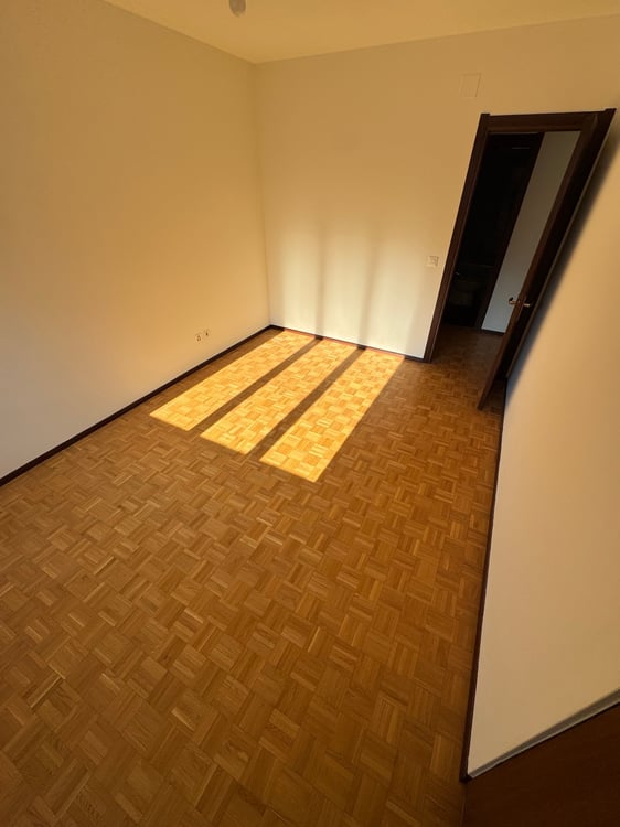 Luminoso appartamento di 2 1/2 locali con balcone e vista sulle montagne a Chiasso 4