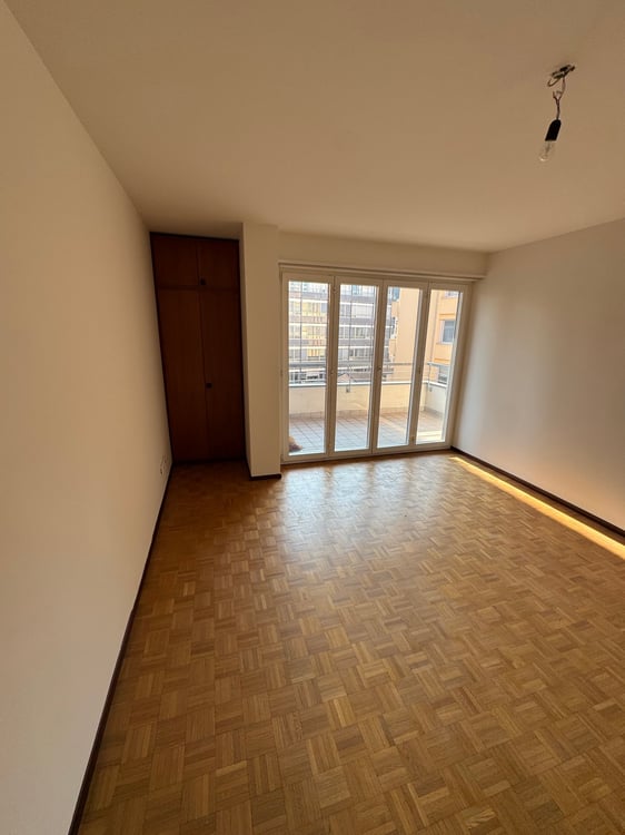 Luminoso appartamento di 2 1/2 locali con balcone e vista sulle montagne a Chiasso 3