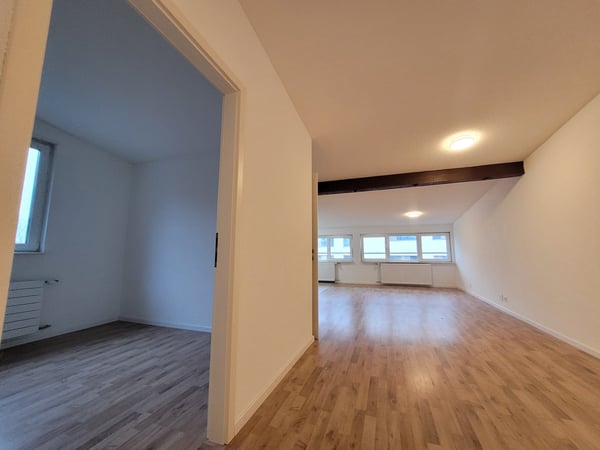 Charmante 1.5-Zimmer-Dachwohnung in Menziken mit Waschturm 2