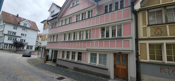 Moderne 1.5-Zimmer-Dachwohnung + Mansardenzimmer in zentraler Lage von Herisau 1