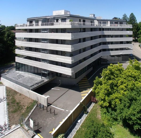 Moderne 1-Zimmer-Wohnung mit Balkon und Garage in Wetzikon 1