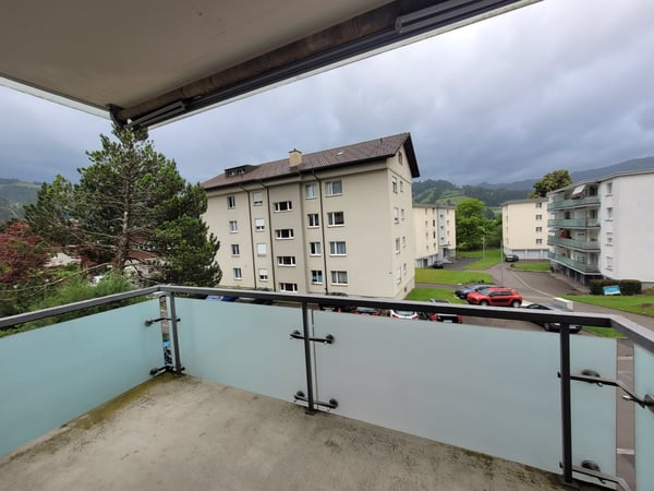 Helle 4.5-Zimmer-Wohnung mit Balkon und schöner Aussicht in Ulisbach 7