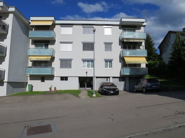 Helle 4.5-Zimmer-Wohnung mit Balkon und schöner Aussicht in Ulisbach 1