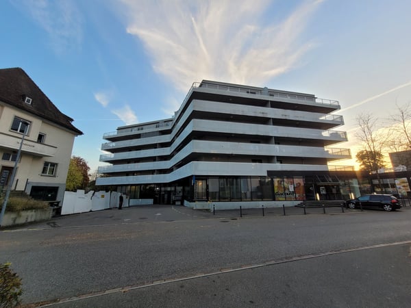 Helle 4.5-Zimmer-Dachwohnung mit Balkon und schöner Aussicht in Wetzikon