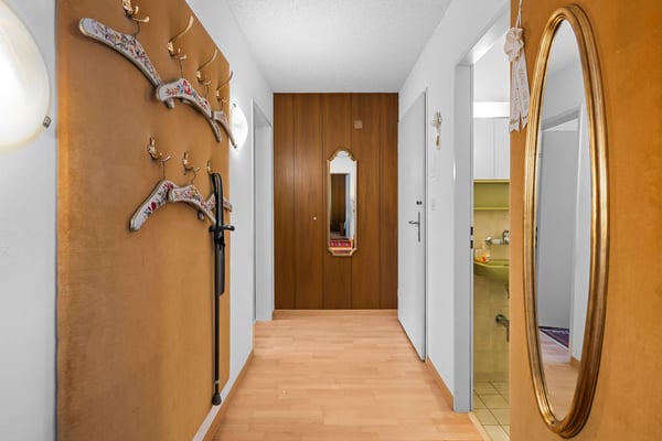 Ruhig gelegene 4.5-Zimmerwohnung mit 3 Nebenräumen und Sanierungspotenzial 12