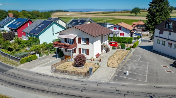 Zweifamilienhaus mit zwei 4-Zimmer Wohnungen im Dorfkern von Wünnewil 2