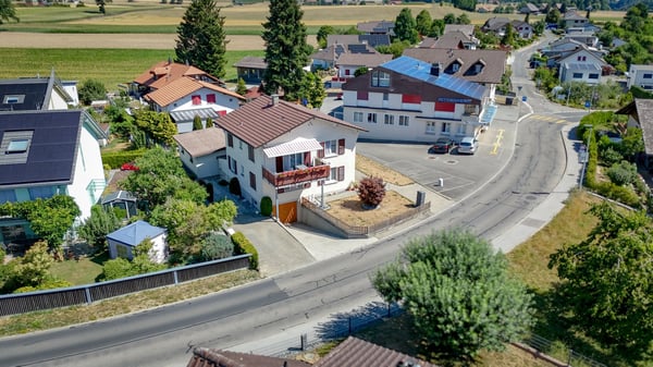 Zweifamilienhaus mit zwei 4-Zimmer Wohnungen im Dorfkern von Wünnewil 1