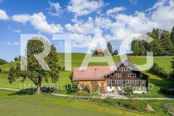Historisches Wohnhaus mit Scheune und Wald
