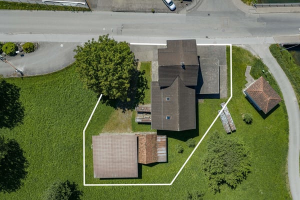 Einfamilienhaus mit Doppelgarage, Scheune und separater Remise 3