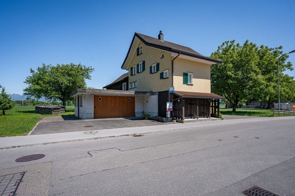 Einfamilienhaus mit Doppelgarage, Scheune und separater Remise 4