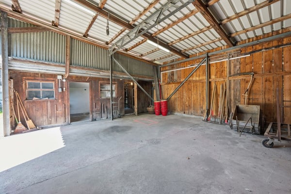 Einfamilienhaus mit Doppelgarage, Scheune und separater Remise 12