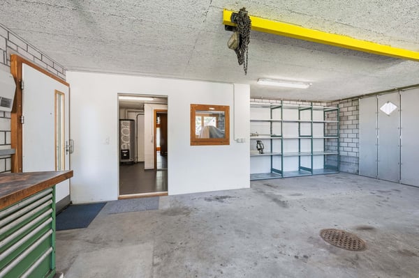 Einfamilienhaus mit Doppelgarage, Scheune und separater Remise 11