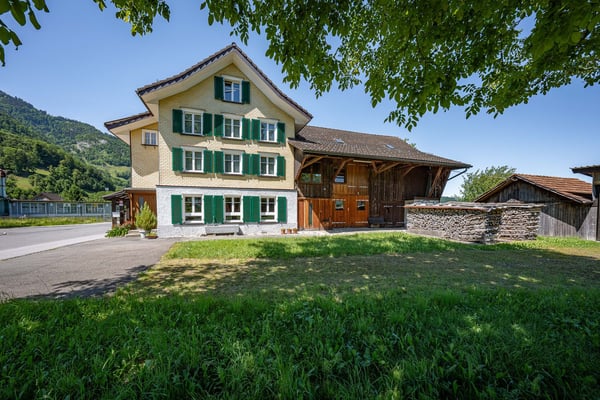 Einfamilienhaus mit Doppelgarage, Scheune und separater Remise 2