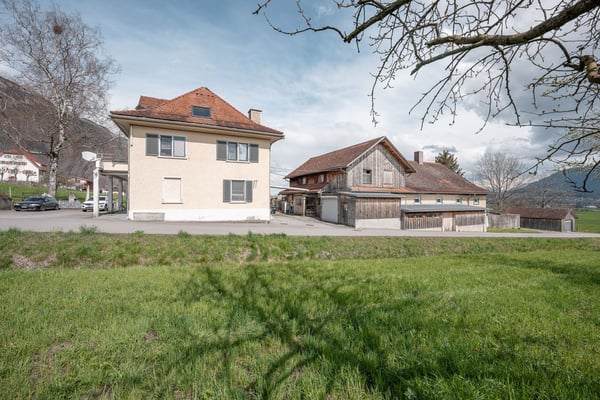 Wohn- und Geschäftshaus mit Nebenbauten 12
