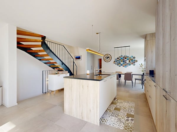 À PEINE DÉVOILÉE… DÉJÀ CONVOITÉE | Magnifique maison moderne – calme, vue & 5 places de parc 1