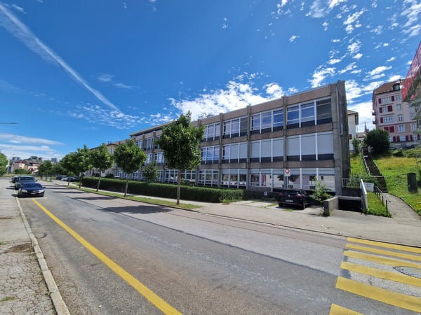 A louer place de parc intérieure proche du centre-ville 2