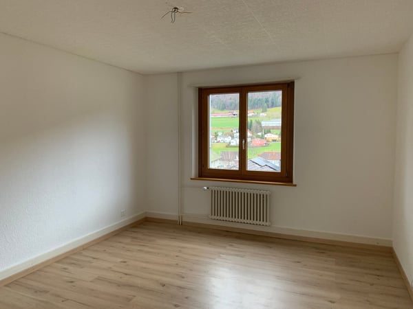 Charmant appartement de 1 pièces avec balcon et belle vue à Tavannes 3