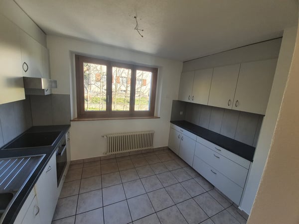 Charmant appartement de 1 pièces avec balcon et belle vue à Tavannes 2