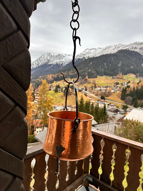 Charmantes 1-Zimmer-Chalet in ruhiger Lage von Klosters-Serneus 2