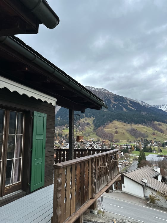 Charmantes 6-Zimmer-Chalet in ruhiger Lage von Klosters-Serneus 1