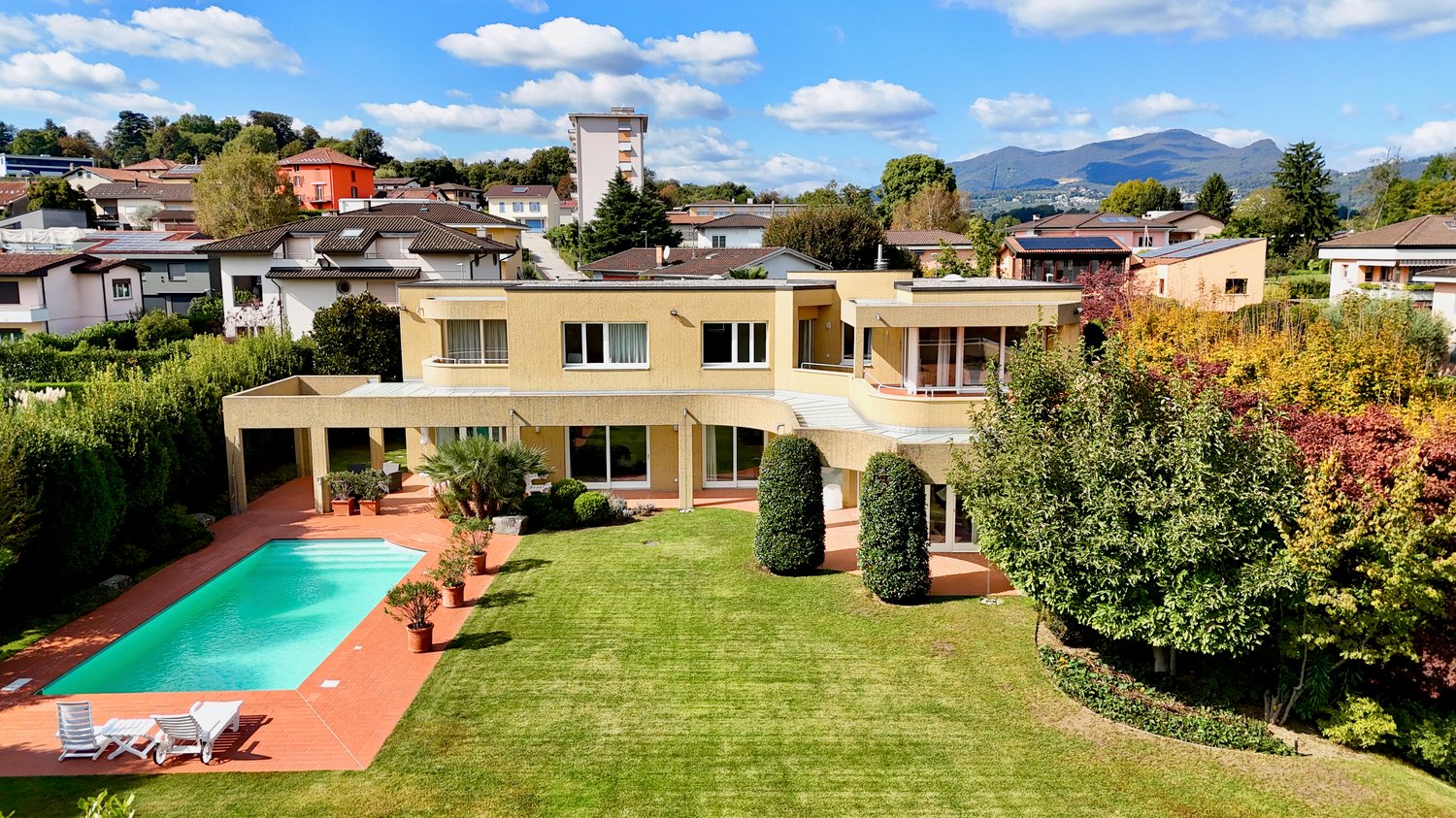 2 story house, pool, garden, patio, red bricks, solar panels