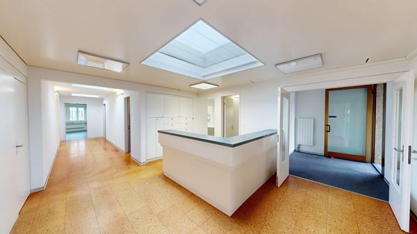 Helle Praxis-/Bürofläche 165 m² mit Parkplätzen in Wünnewil 2