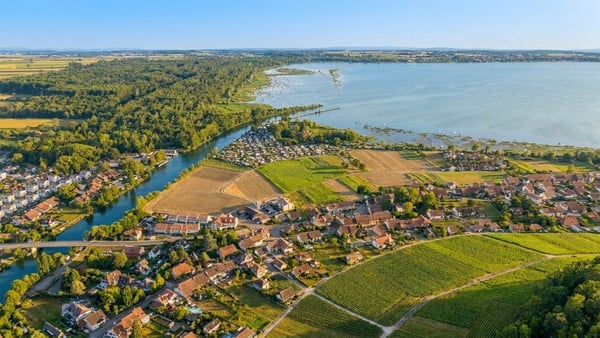 Bauland-Rarität zwischen Weinbergen, See und Broye-Kanal | Rare parcelle à bâtir entre vignobles, lac et canal de la Broye 6