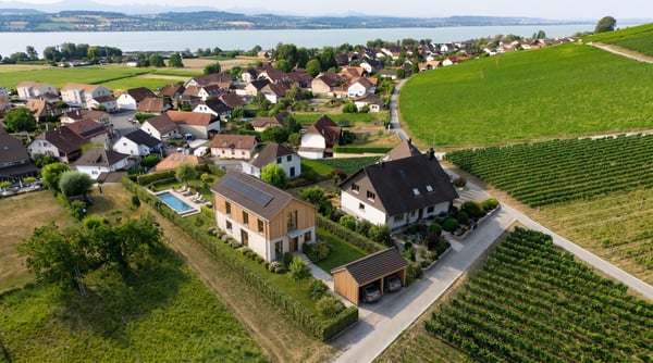 Bauland-Rarität zwischen Weinbergen, See und Broye-Kanal | Rare parcelle à bâtir entre vignobles, lac et canal de la Broye 2