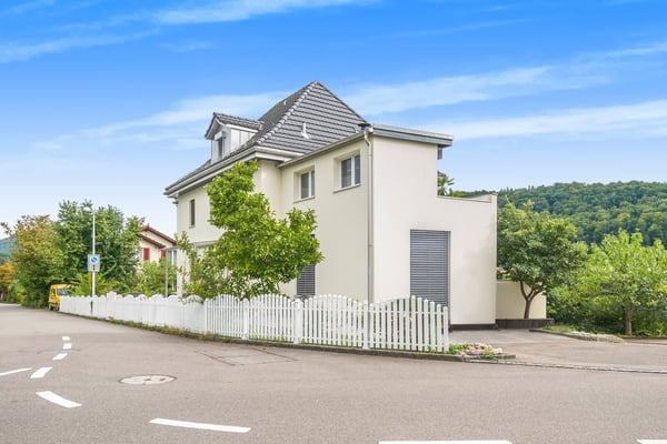 RESERVIERT - Sonniges Einfamilienhaus mit Garten und Aussicht 2