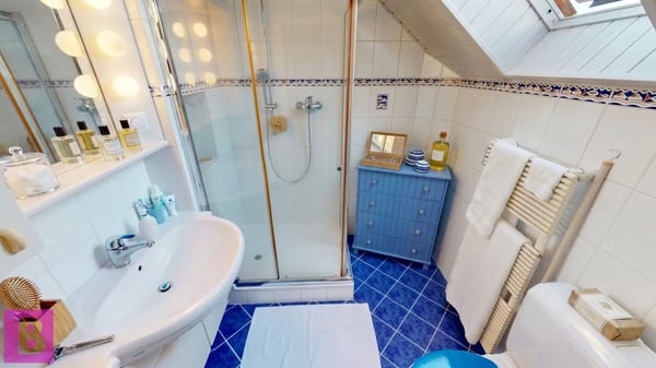 Lumineuse villa familiale avec jardin et double garage 15