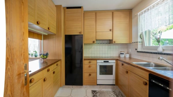 Freistehendes Einfamilienhaus mit Umschwung 14