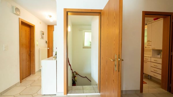 Freistehendes Einfamilienhaus mit Umschwung 11