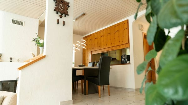 Freistehendes Einfamilienhaus mit Umschwung 6