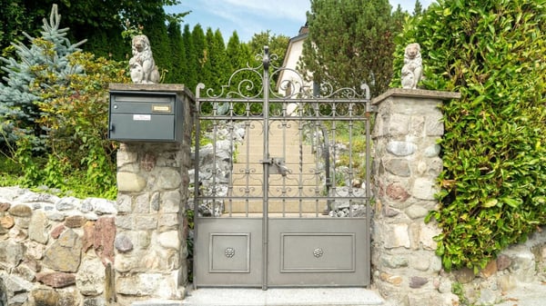 Freistehendes Einfamilienhaus mit Umschwung 9