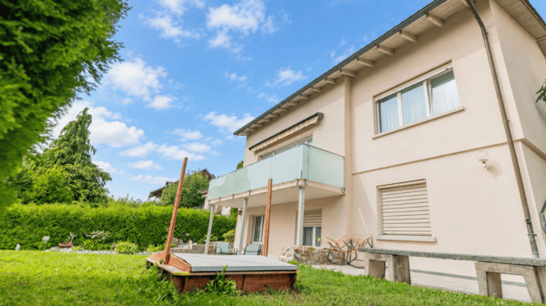 Freistehendes Einfamilienhaus mit Umschwung 2