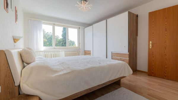 Freistehendes Einfamilienhaus mit Umschwung 8