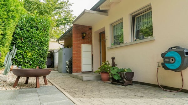 Freistehendes Einfamilienhaus mit Umschwung 27