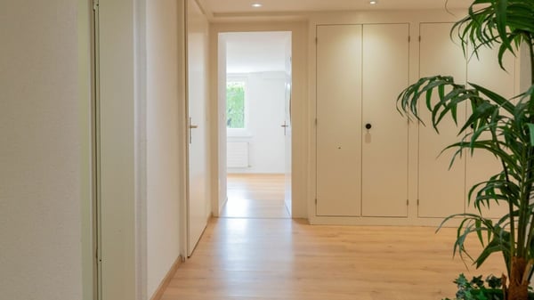 Freistehendes Einfamilienhaus mit Umschwung 12