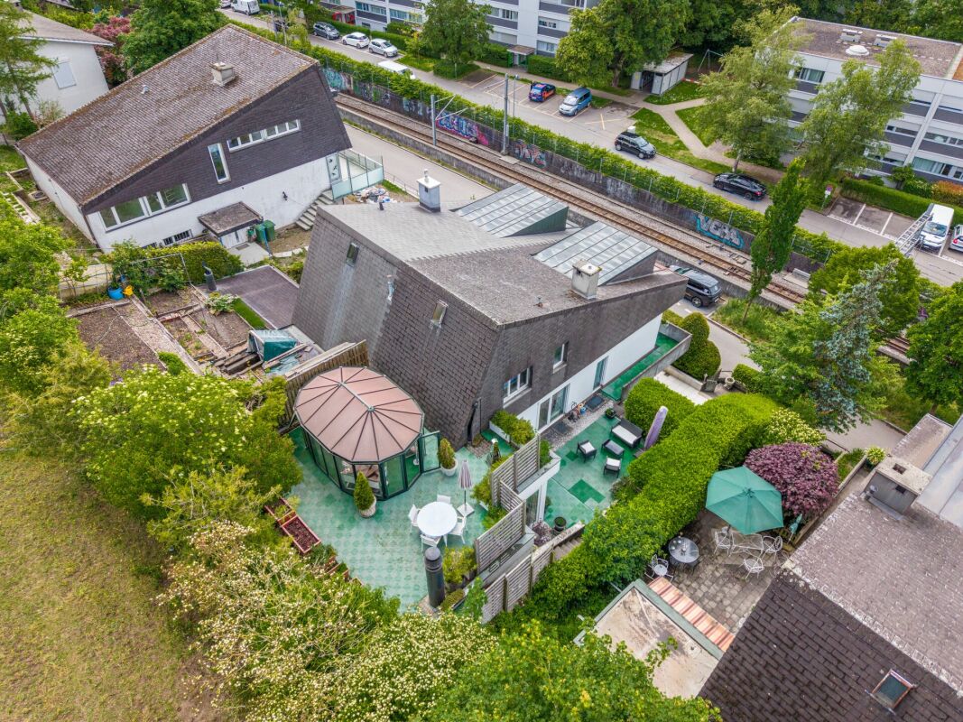 Besonderes Terrassen-Doppeleinfamilienhaus mit Glaspavillon