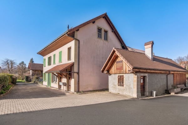 Maison avec trois appartements dans un cadre paisible à Marnand 1