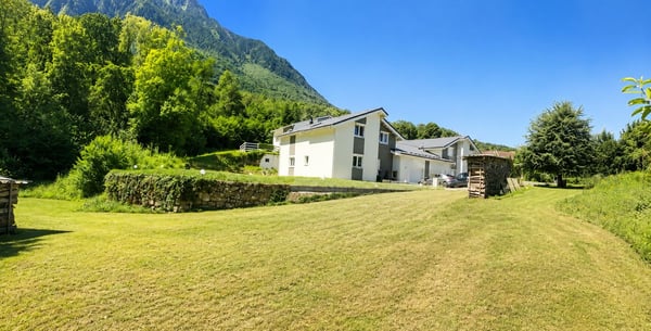 Superbe maison jumelée avec grand terrain - Oasis de paix face à la forêt.