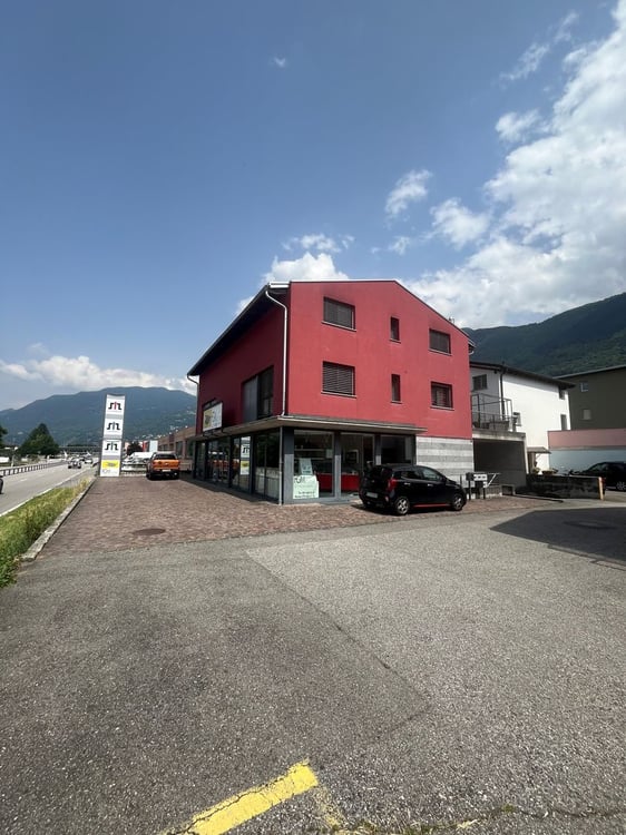 Casa rossa, spazio commerciale, Sant'Antonino 4