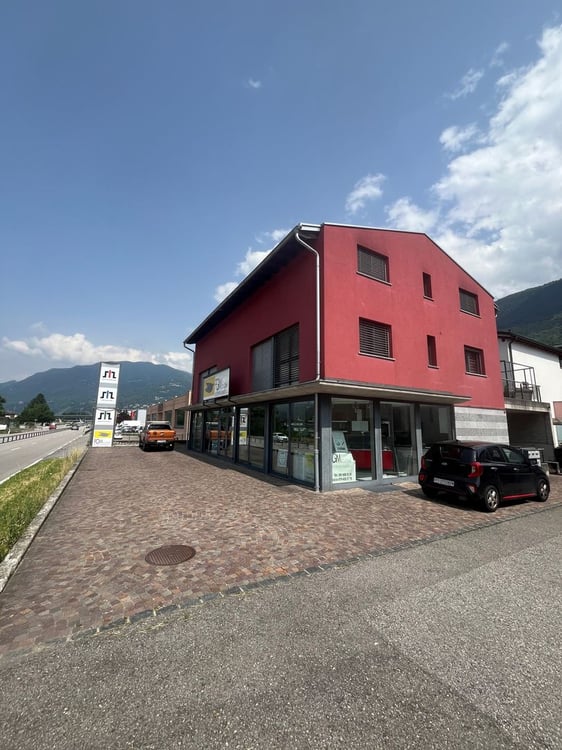 Casa rossa, spazio commerciale, Sant'Antonino 1