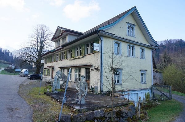 Ensemble mit Gasthaus, 2 Wohnungen & Scheune in Nesslau - kaufen 2