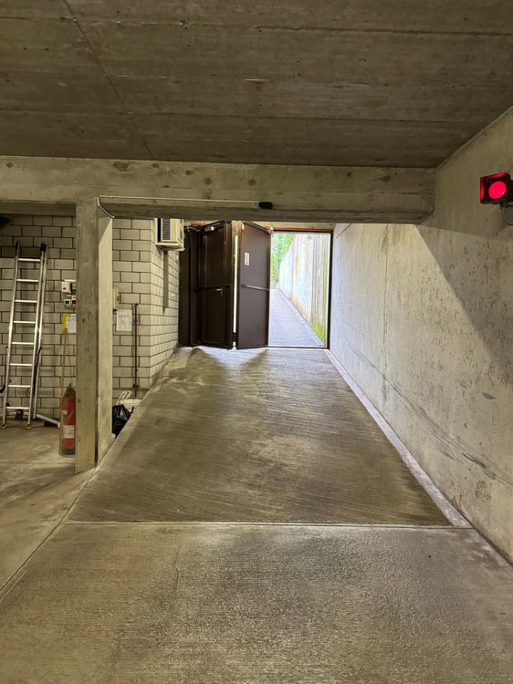 2x Tiefgaragenplätze in Bottmingen – zentral, gepflegt & nahe ÖV 3
