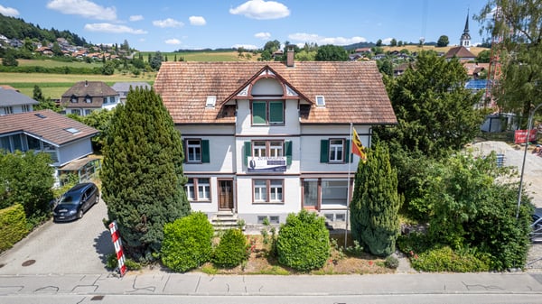 Wohn- und Gewerbehaus mit Entwicklungspotenzial und Bauland in Madiswil 1